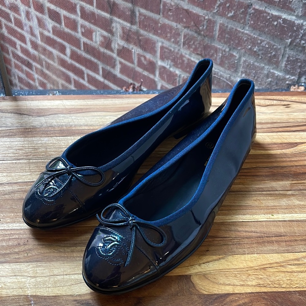 Chanel Navy Blue Patent Leather Ballet Flats - Expert Authenticated 41.5 (10.5)